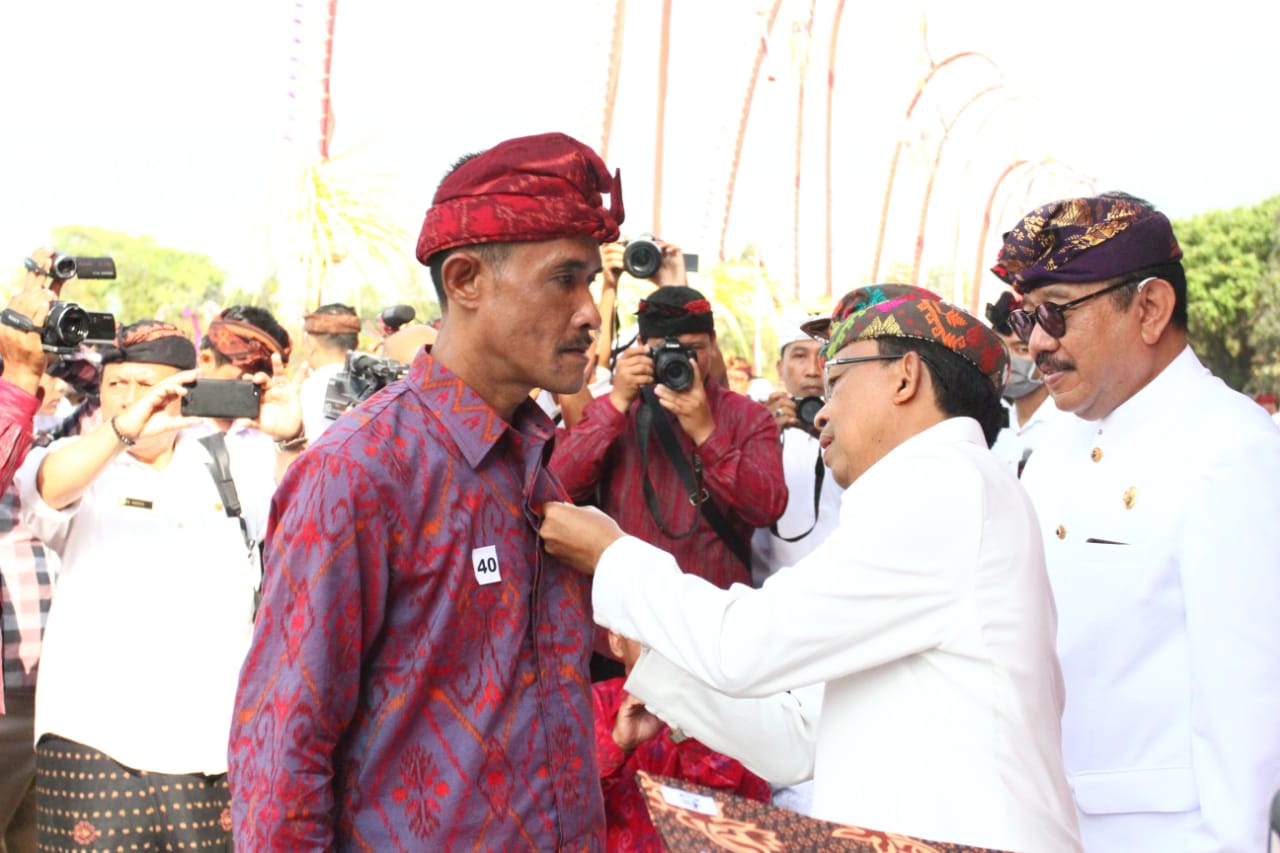 PENGHARGAAN DONOR DARAH 100 KALI TH.2019 DITERIMA OLEH STAF DESA TEGAL KERTHA