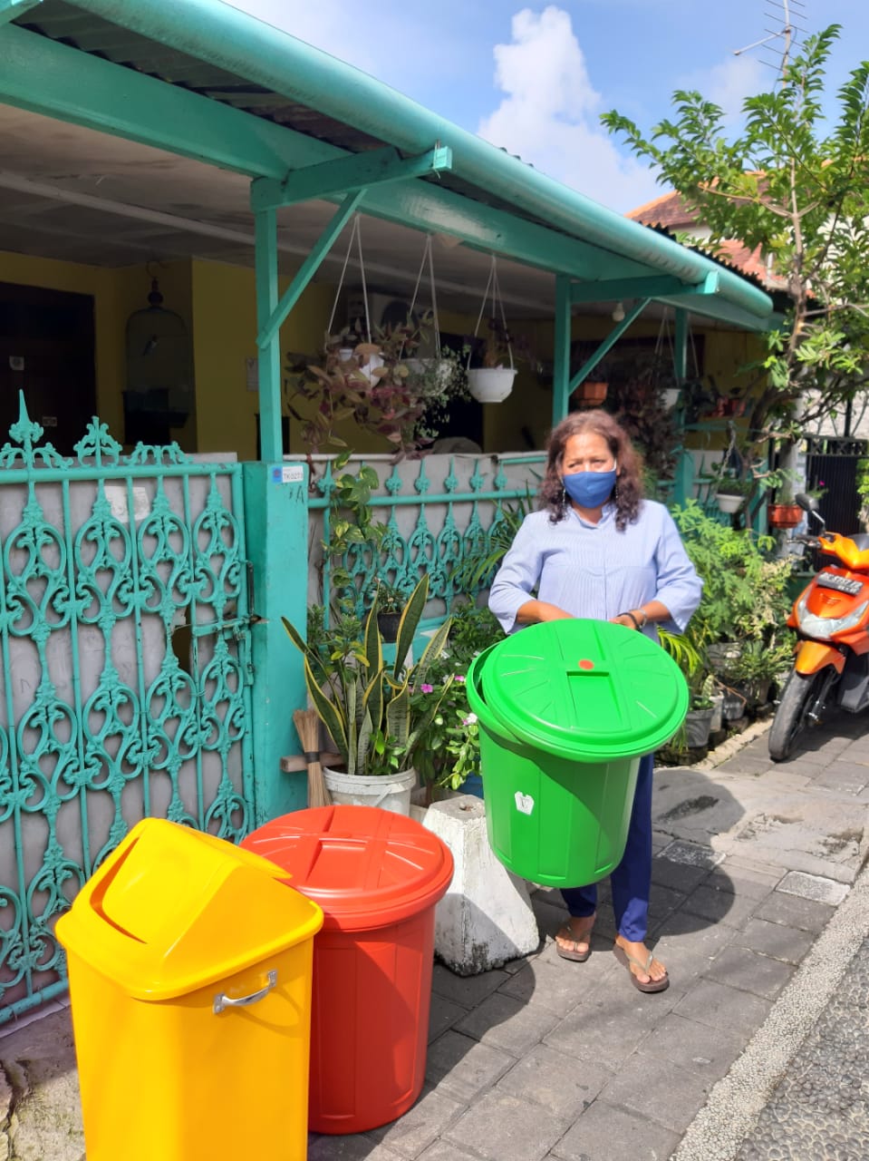 PEMBAGIAN TEMPAT SAMPAH KEPADA WARGA DESA TEGAL KERTHA