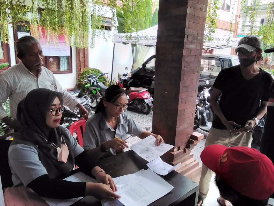 Penyerahan BLT kepada masyarakat 