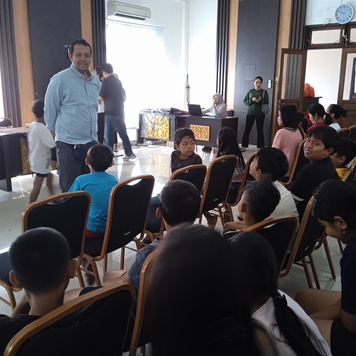 PERBEKEL DESA TEGAL KERTHA MEMANTAU KEGIATAN POSYANDU REMAJA