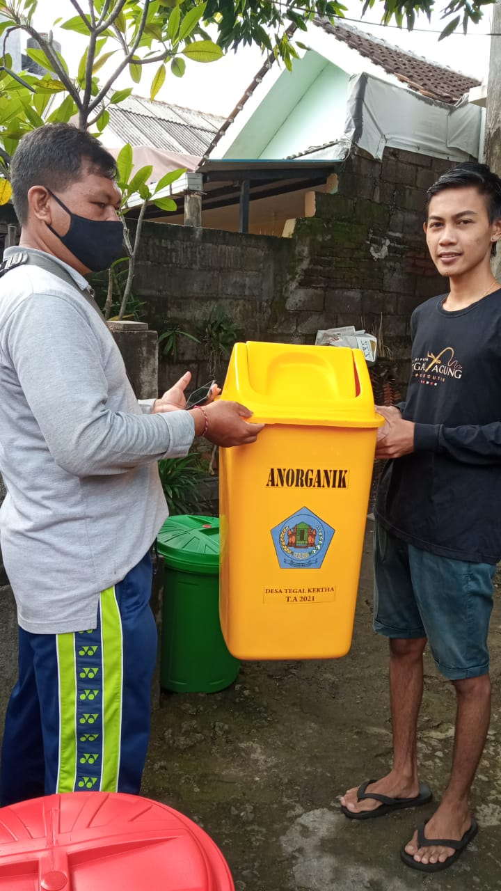 PEMBAGIAN TEMPAT SAMPAH KEPADA WARGA DESA TEGAL KERTHA