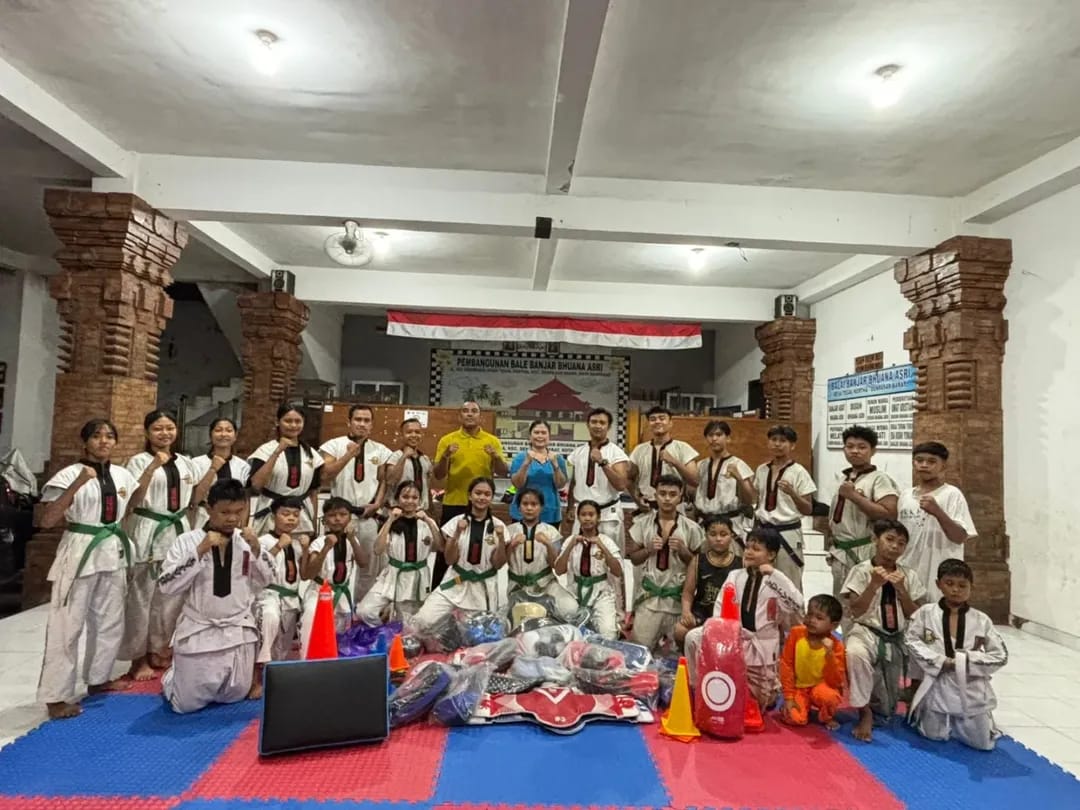 Pemerintah Desa Tegal Kertha Menyerahkan Latihan Tarung Derajat kepada Satlat Tegal Kertha di Dusun Bhuana Asri 
