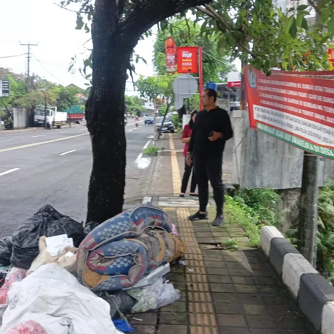 Bapak Perbekel Mengecek Sampah Liar di Jalan Mahendradatta Utara