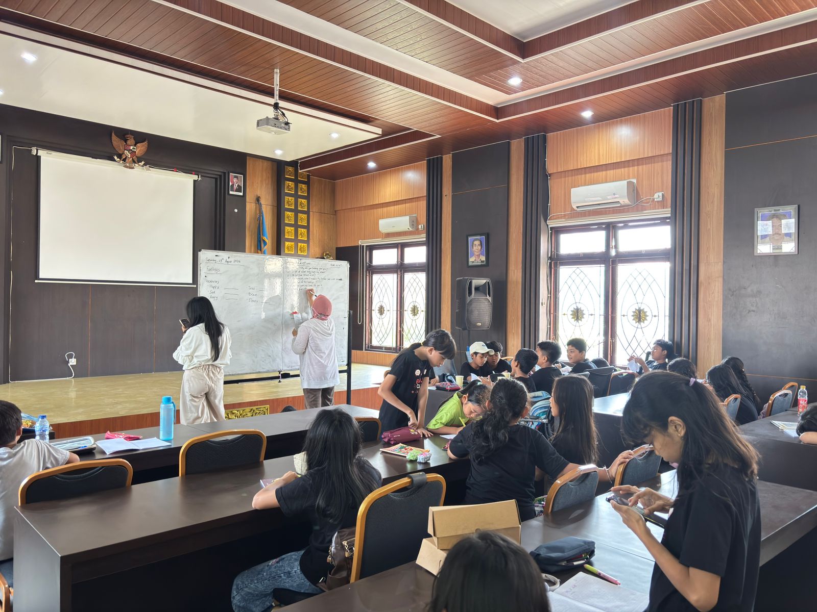 Giat Sanggar Belajar Bahasa Inggris di Desa Tegal Kertha